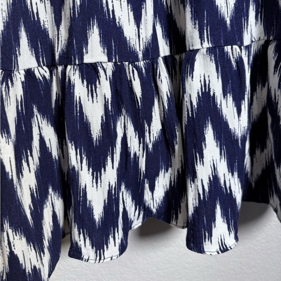 Pomander Place by Tuckernuck, Navy/White Ikat Mini, V Collar, Shirred Wrist. - Picture 4 of 14